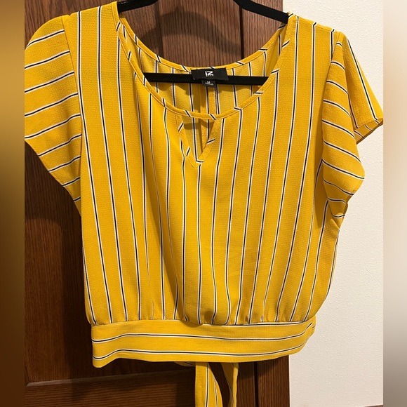 Yellow IZ BYER top. - Picture 1 of 2